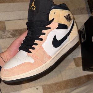 AIR JORDAN 1 MID